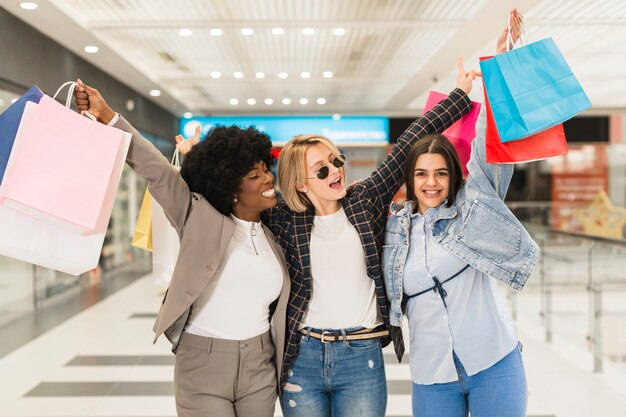 Mujeres adultas felices comprando juntas