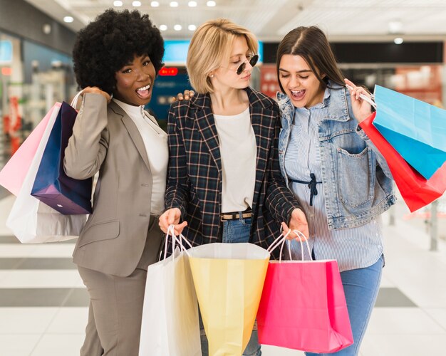 Mujeres adultas felices comprando juntas