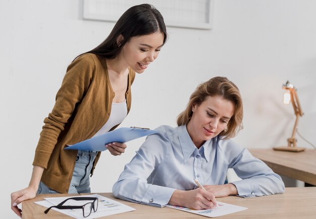 Mujeres adultas haciendo planes juntos en el escritorio