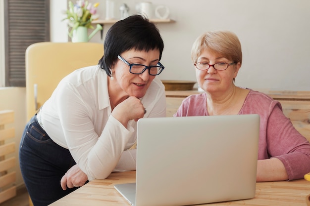 Foto gratuita mujeres adultas navegando en internet