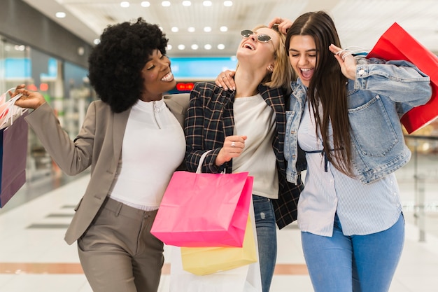 Mujeres adultas pasando un buen rato en el centro comercial