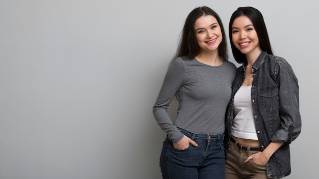 Mujeres adultas positivas posando juntas