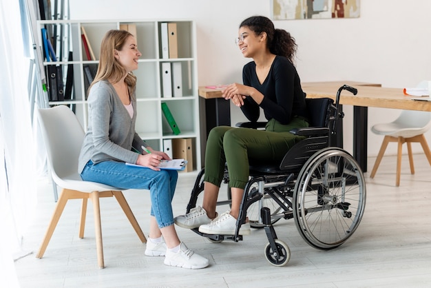 Mujeres adultas positivas que hablan entre sí