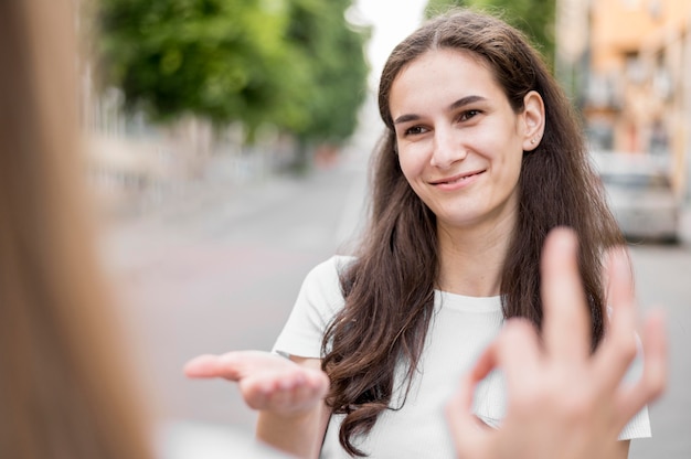 Mujeres adultas que se comunican a través del lenguaje de señas