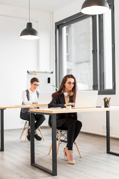 Mujeres adultas que trabajan en la oficina