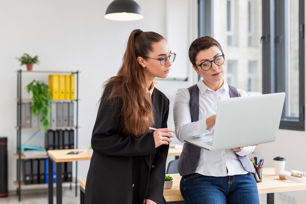 Mujeres adultas trabajando juntas en un nuevo proyecto