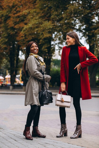 Mujeres afroamericanas y caucásicas en la calle.