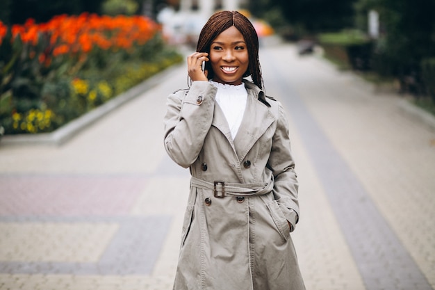 Mujeres afroamericanas y caucásicas usando teléfono