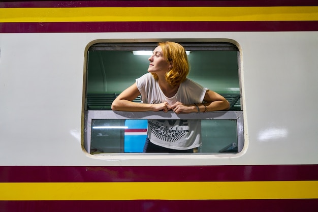 Foto gratuita las mujeres al aire libre que deja la estación de tren de ferrocarril
