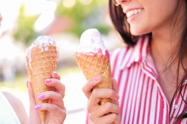 Foto gratuita mujeres al aire libre