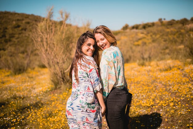 Mujeres alegres en el campo