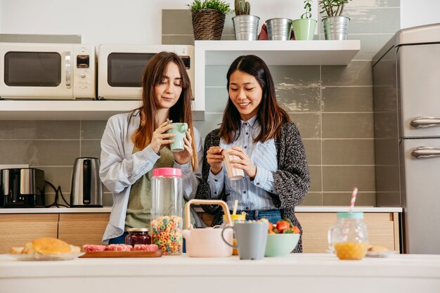 Mujeres alegres desayunando juntos