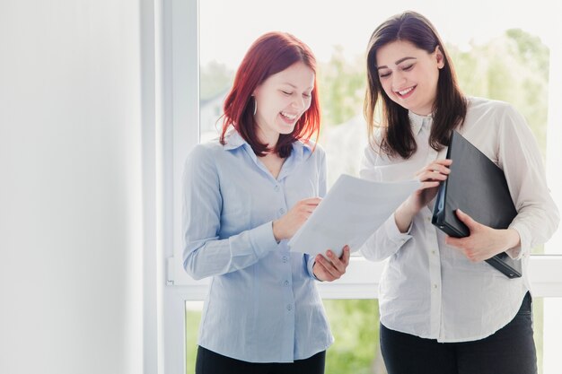 Mujeres alegres hablando y trabajando