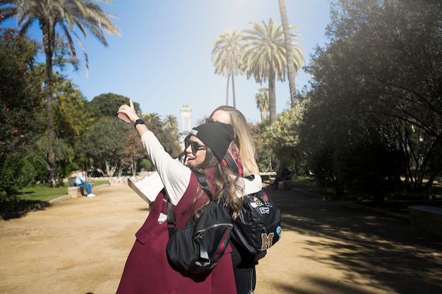 Mujeres alegres en el hermoso parque