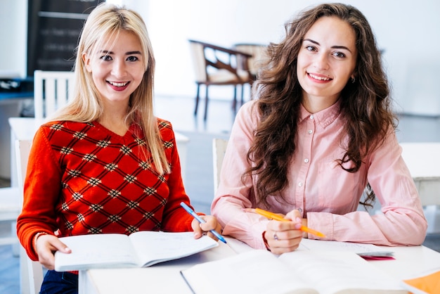 Mujeres alegres prepararse para el examen