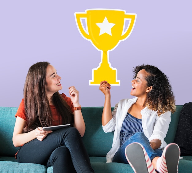 Foto gratuita mujeres alegres sosteniendo el icono de trofeo