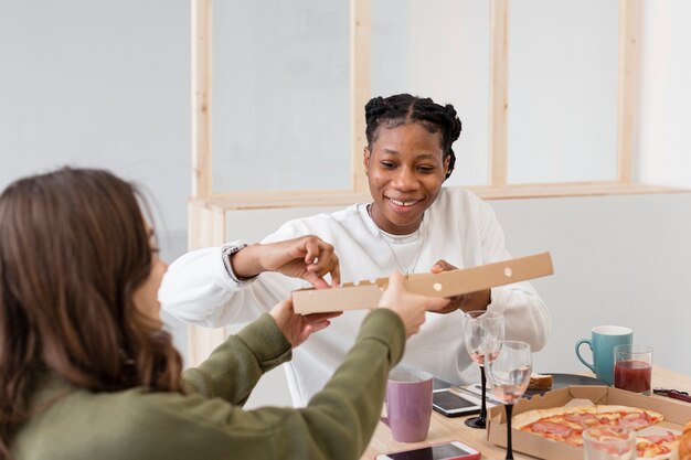 Mujeres almorzando pizza