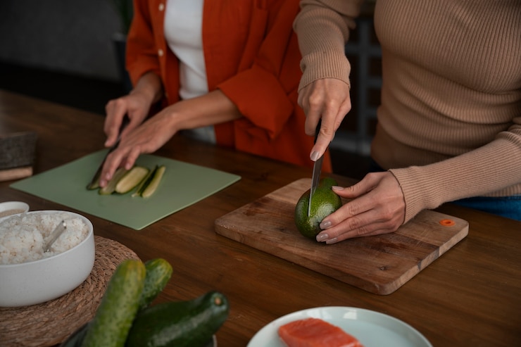 Foto gratuito mujeres de alto ángulo aprendiendo a hacer sushi