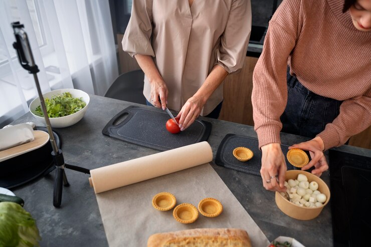 Foto gratuito mujeres de alto ángulo cocinando juntas