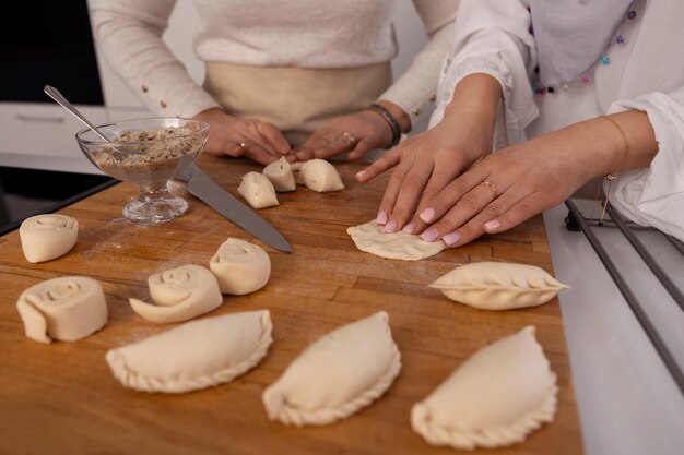 Mujeres de alto ángulo cocinando para el ramadán