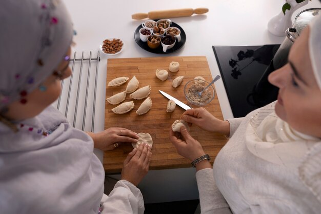 Mujeres de alto ángulo cocinando para el ramadán