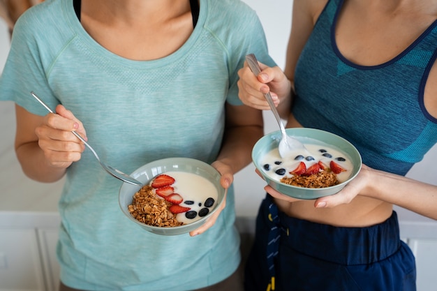 Mujeres de alto ángulo con comidas saludables.