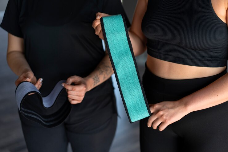 Foto gratuito mujeres de alto ángulo entrenando en el gimnasio