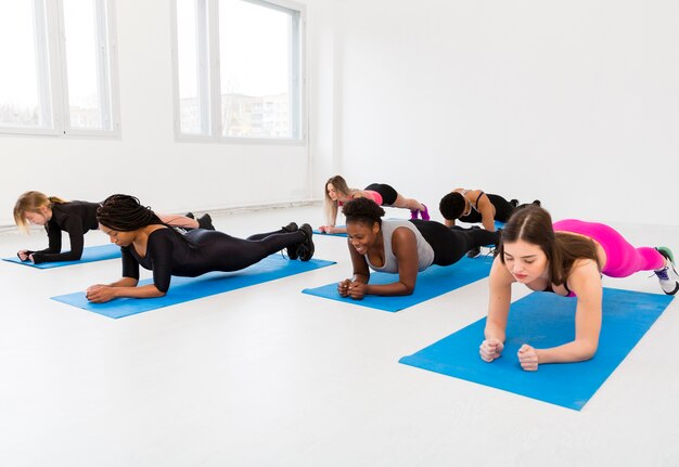 Mujeres de alto ángulo entrenando juntas