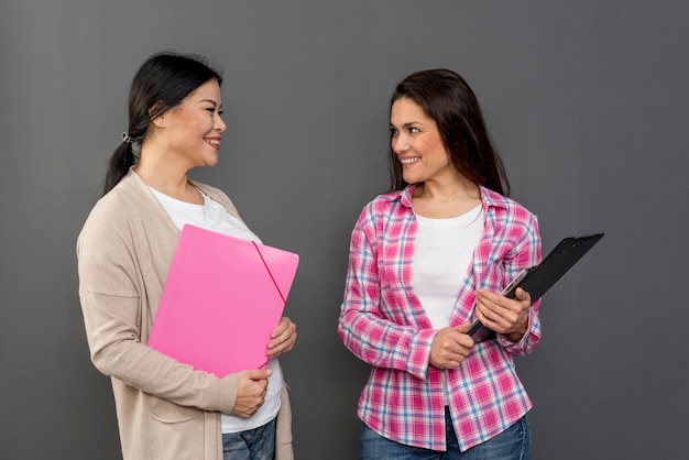 Mujeres de alto ángulo hablando