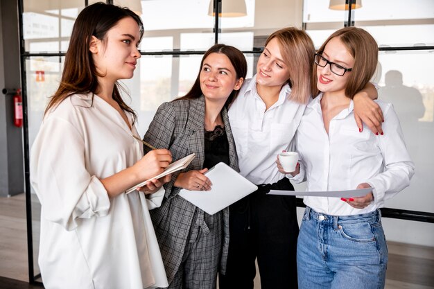 Mujeres de alto ángulo en la planificación de la oficina