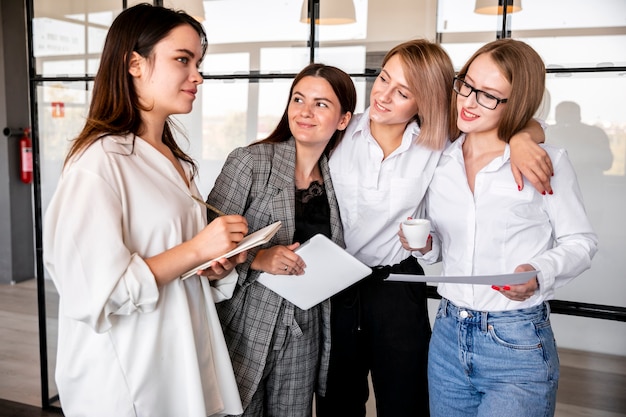 Mujeres de alto ángulo en la planificación de la oficina