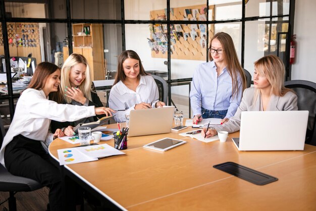 Mujeres de alto ángulo reunidas en el trabajo