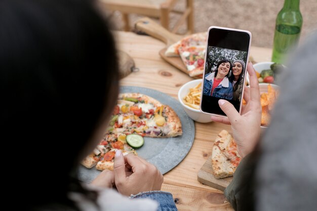 Mujeres de alto ángulo tomando selfie