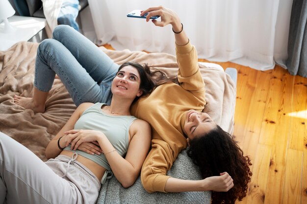 Mujeres de alto ángulo tomando selfie