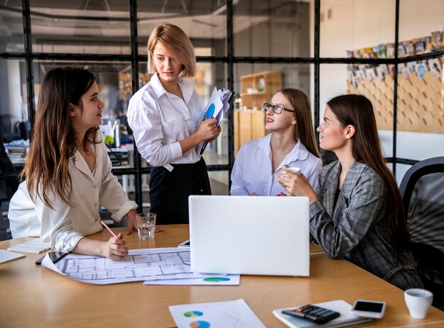 Mujeres de alto ángulo trabajando en reunión