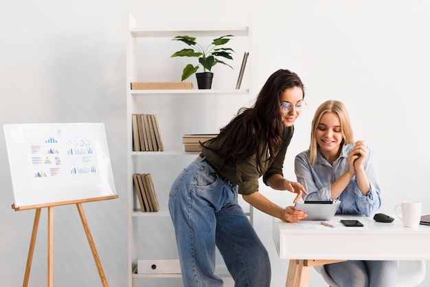 Mujeres de alto ángulo trabajando