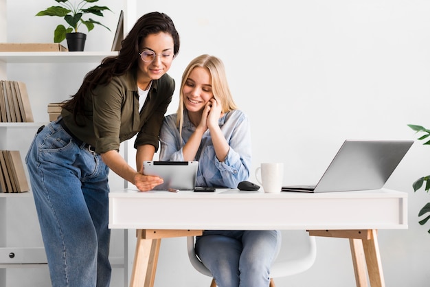 Mujeres de alto ángulo en el trabajo de oficina