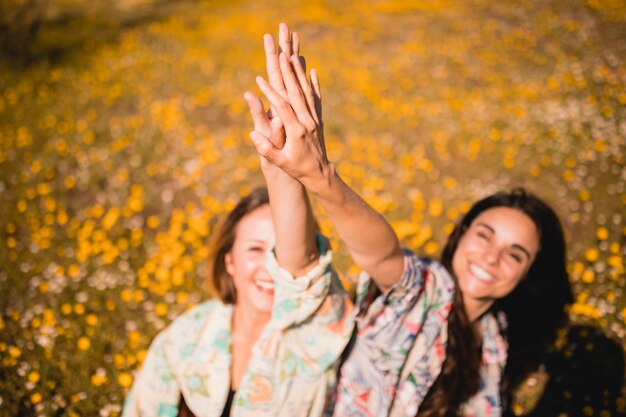 Foto gratuita mujeres de alto riesgo en el campo