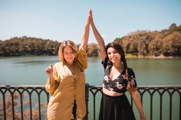 Foto gratuita mujeres de alto riesgo cerca del río