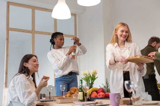 Mujeres de ángulo bajo almorzando en casa