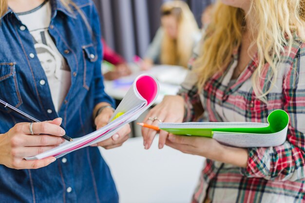 Mujeres anónimas coworking en blocs de notas