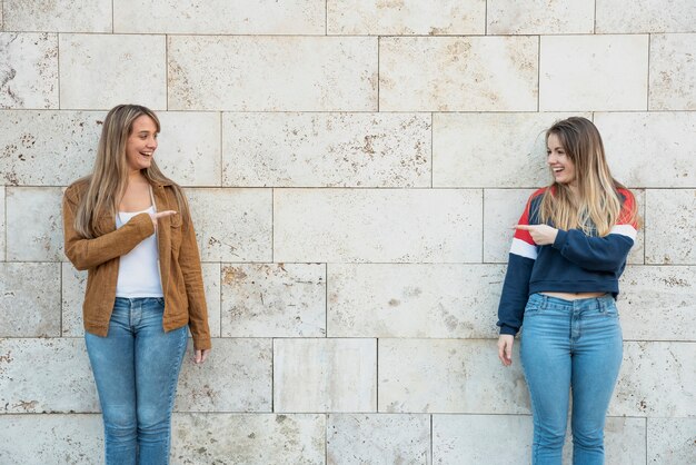 Mujeres apuntando el uno al otro