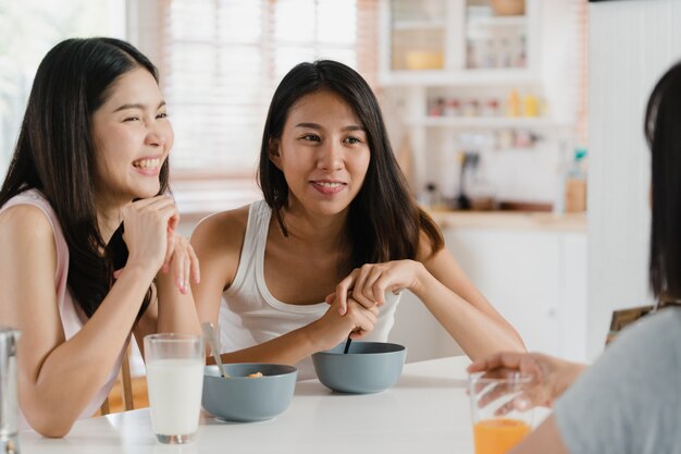 Las mujeres asiáticas desayunan en casa