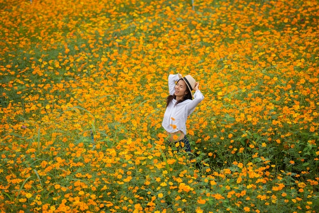 Foto gratuita mujeres asiáticas en granja de flores amarillas