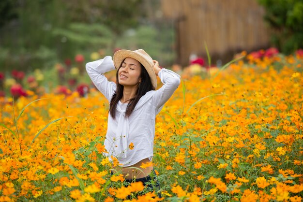 Mujeres asiáticas en granja de flores amarillas