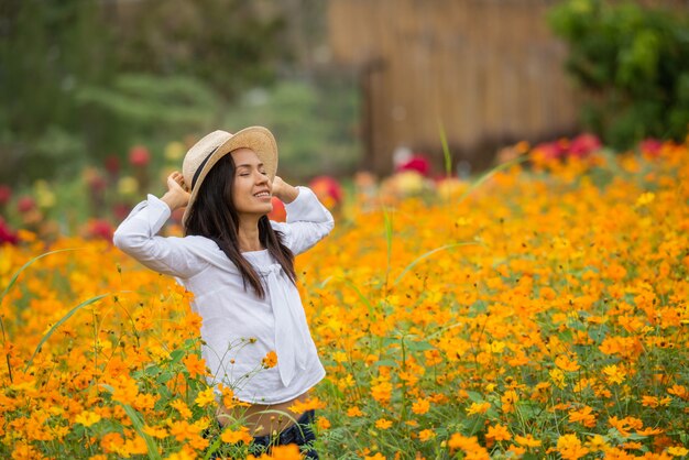 Mujeres asiáticas en granja de flores amarillas