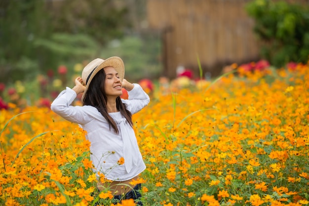 Mujeres asiáticas en granja de flores amarillas