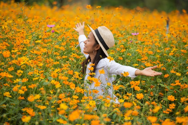 Mujeres asiáticas en granja de flores amarillas