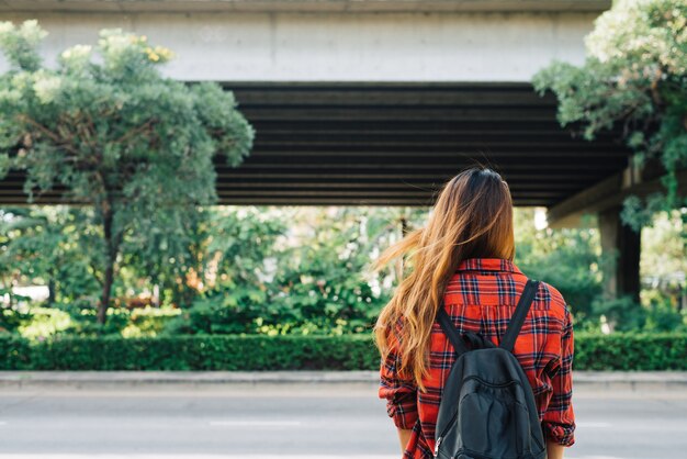 Mujeres asiáticas jóvenes de pie por la calle disfrutando de su estilo de vida de ciudad en una mañana