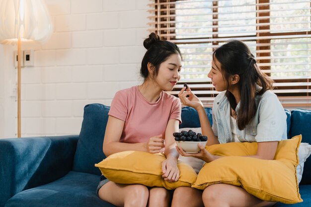 Las mujeres asiáticas lesbianas lgbtq pareja comen alimentos saludables en casa